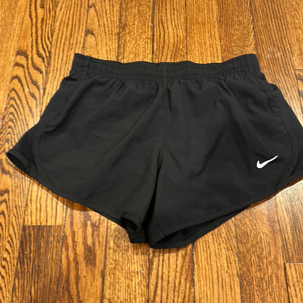 Nike girls medium sports shorts black